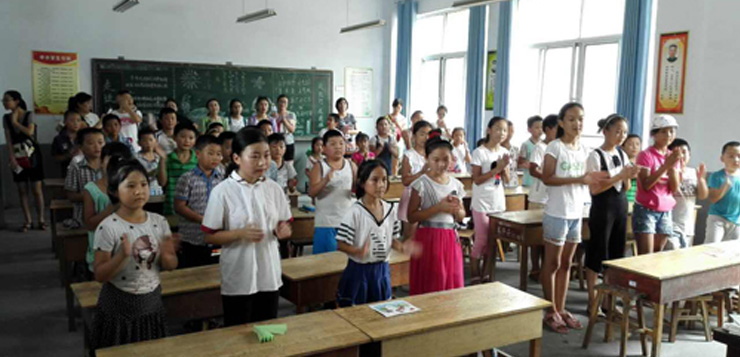 1277星际电子游戏(中国）设立爱心书架 书香点燃留守儿童梦想